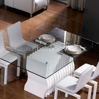 Mesa jantar On com tampo de vidro e base branca ondulada, 4 cadeiras e loiça