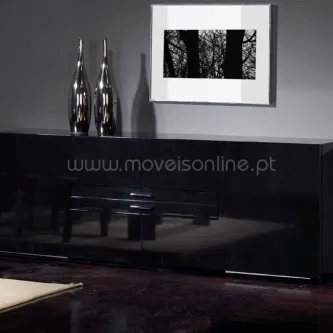 Aparador On preto lacado com duas jarras metálicas e quadro pendurado.