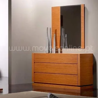 Cómoda de madeira clara com três gavetas e espelho montado, vasos decorativos prateados