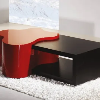 Mesa de centro com peça vermelha orgânica brilhante encaixada numa base preta