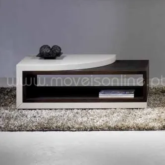 Mesa de centro Geo branca e castanha com prateleira aberta e enfeites