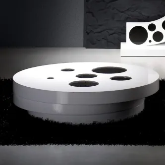 Mesa de centro Zaha branca redonda com aberturas circulares no tampo