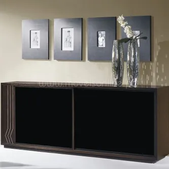 Aparador Penta em madeira escura com frentes negras deslizantes, dois vasos prateados e três quadros