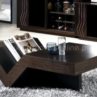 Mesa de centro Penta em madeira escura com suporte angular para revistas e copos