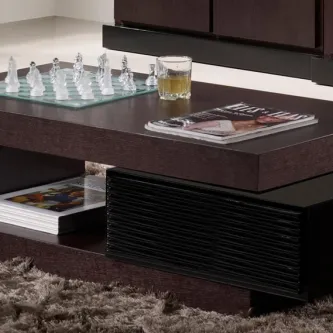 Mesa de centro Royal em madeira escura com tabuleiro de xadrez, copo e revista