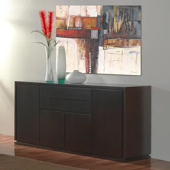 Aparador Troia em madeira escura com gaveta central, vasos e quadro acima