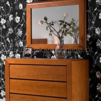 Cómoda de madeira com espelho e vaso de flores