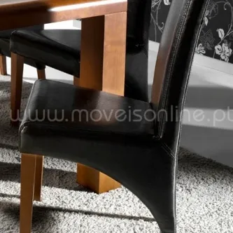 Cadeira MJB estofada em pele preta com pernas de madeira junto a mesa