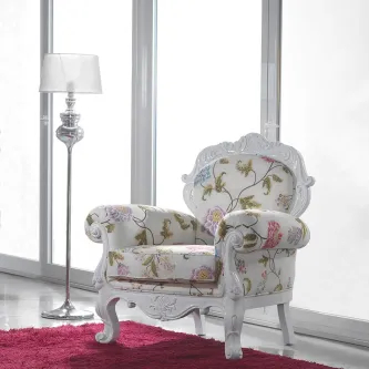 Cadeirão Nilo branco com estrutura entalhada e estofos florais vintage