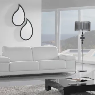 Sofá 2 lugares Xylos branco numa sala moderna com candeeiro de pé e mesa de centro preta