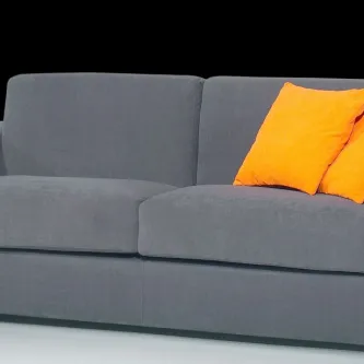 Sofá cama 3 lugares cinzento com duas almofadas laranja