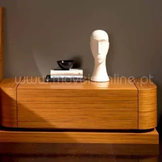 Camiseiro Vangard em madeira com escultura de cabeça branca, livros e taça negra