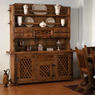 Louceiro rústico em madeira com prateleiras, gavetas e portas vazadas