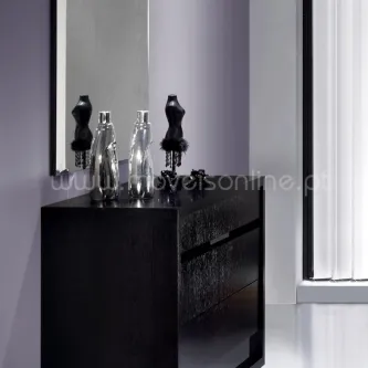 Cómoda Yara preta com espelho alto e frascos decorativos prateados