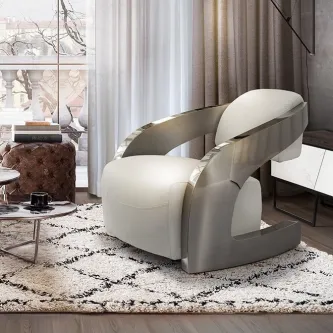 Poltrona Maple Amanda bege com estrutura metálica curva e estofado almofadado