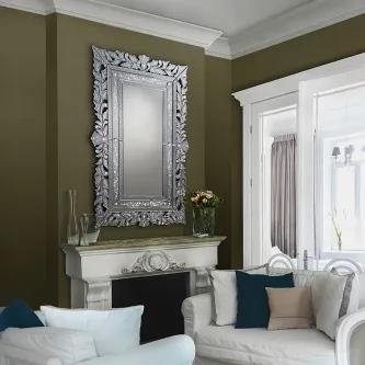 Espelho Veneza com moldura entalhada prateada ornamentada e vidro rectangular
