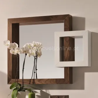Espelho Cangu quadrado com moldura de madeira e moldura branca sobreposta, orquídea à esquerda