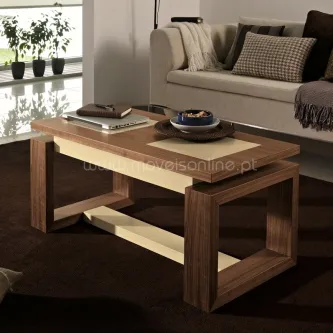 Mesa de centro elevatória em madeira escura com tampo claro e estrutura geométrica.