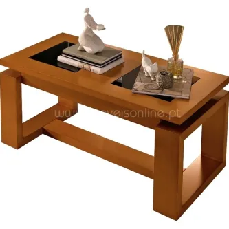 Mesa de centro fixa em madeira com tampo de vidro preto e objetos decorativos
