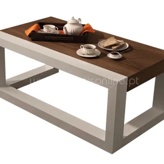 Mesa de centro elevatória com estrutura branca, tampo em madeira e bandeja com chá