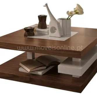 Mesa de centro Sari em madeira castanha com prateleira inferior e vasos decorativos