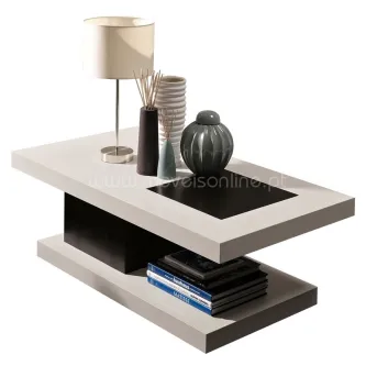 Mesa de centro Sari branca com duas prateleiras, bandeja preta e objetos decorativos