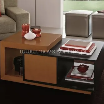 Mesa de centro Sari retangular em madeira castanha com prateleiras e objetos decorativos