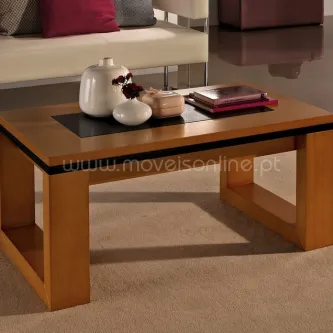 Mesa de centro elevatória em madeira clara com tampo negro e objetos decorativos