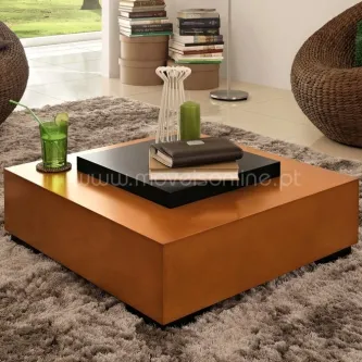 Mesa de centro Sari quadrada laranja com tabuleiro preto e objetos decorativos