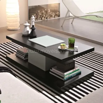 Mesa de centro Sari preta com duas prateleiras, livros e objectos decorativos sobre tapete às riscas