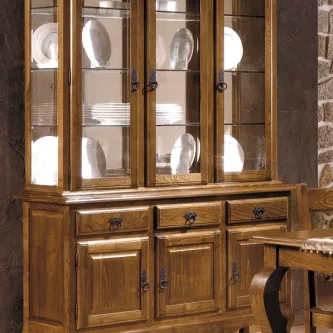 Louceiro rústico de madeira com portas de vidro e loiça visível