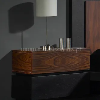 Mesa de cabeceira N3 em madeira escura com candeeiro e detalhes metálicos