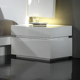 Mesa de cabeceira branca moderna com duas gavetas, livros, copo e candeeiro