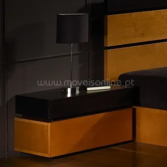 Mesa de cabeceira n5c em madeira com tampo preto e candeeiro
