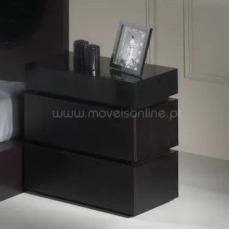 Mesa de cabeceira N1 preta com três gavetas e porta-retratos no tampo