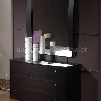 Cómoda escura com três gavetas e espelho de design, objetos decorativos em cima