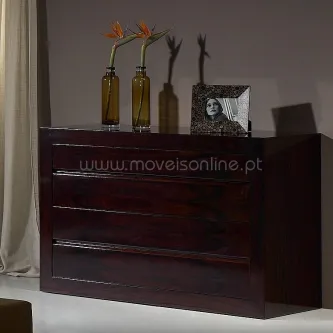 Comoda Ruby em madeira escura com dois vasos de flores e moldura fotográfica