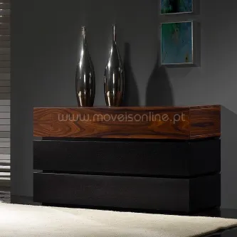 Cómoda N3 com tampo em madeira castanha, gavetões pretos e duas jarras metálicas