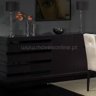 Aparador Piano em madeira escura com gavetas horizontais, vaso e dois candeeiros