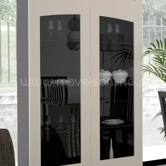 Louceiro Tribal branco com portas de vidro e prateleiras com loiça e objetos decorativos
