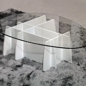 Mesa de centro oval com tampo de vidro e base branca em painéis cruzados
