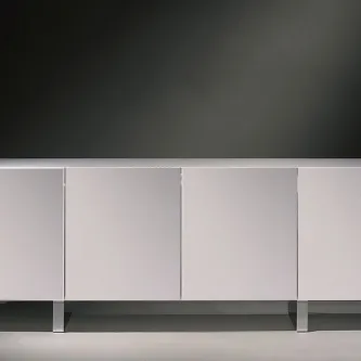 Aparador Amorvita branco minimalista com quatro portas e pés metálicos