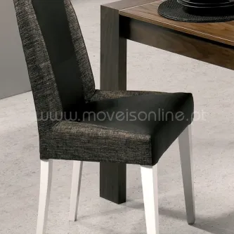 Cadeira Amorvita estofada cinzenta com faixa preta e pernas brancas junto à mesa