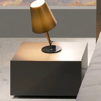 Mesa de cabeceira Amorvita cinzenta minimalista com candeeiro dourado inclinado