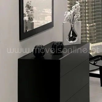 Cómoda preta AmorVita com espelho retangular e vasos decorativos