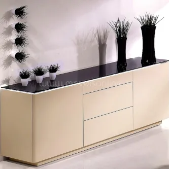 Aparador Carrara branco com tampo preto e vasos decorativos altos