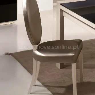 Cadeira Carrara de jantar estofada castanha com costas redondas e pernas brancas