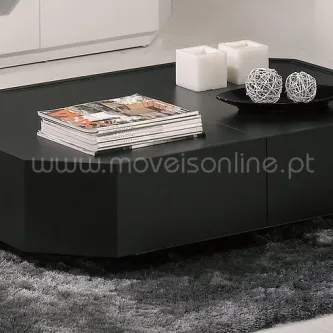 Mesa de centro Eleven preta lacada com revistas e velas decorativas