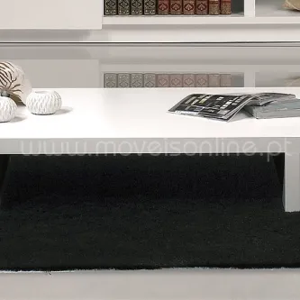 Mesa de centro Eleven branca com revista e objetos decorativos