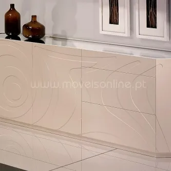 Aparador Eleven creme com padrões circulares embutidos e dois vasos decorativos